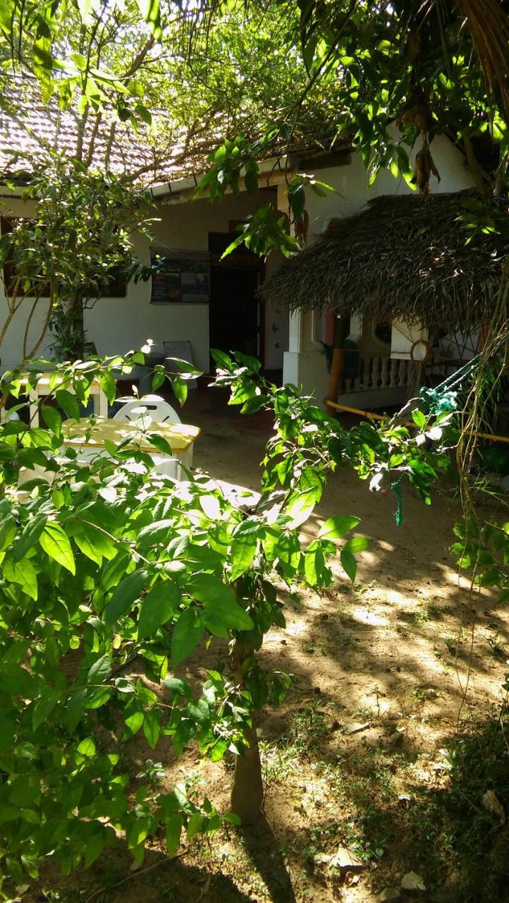 Banduramulla Thevindu Guest & Redmud Resturent מראה חיצוני תמונה