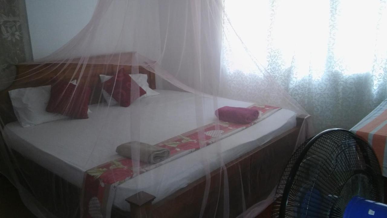 Banduramulla Thevindu Guest & Redmud Resturent מראה חיצוני תמונה