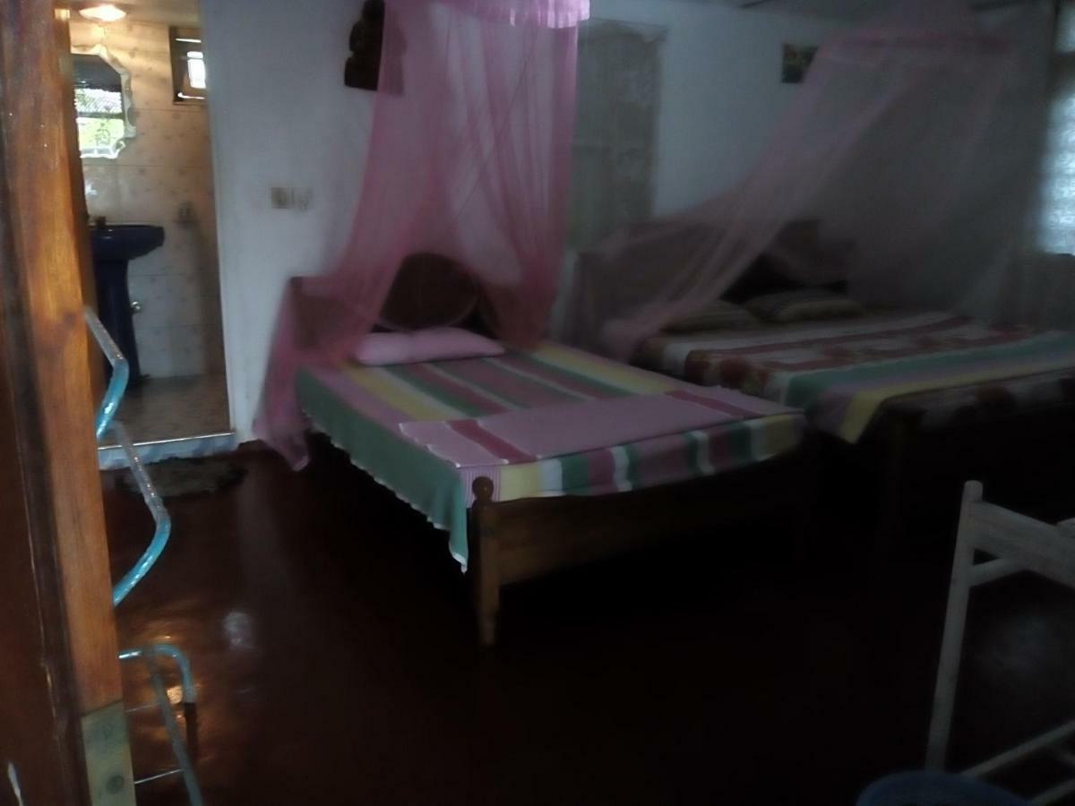Banduramulla Thevindu Guest & Redmud Resturent מראה חיצוני תמונה