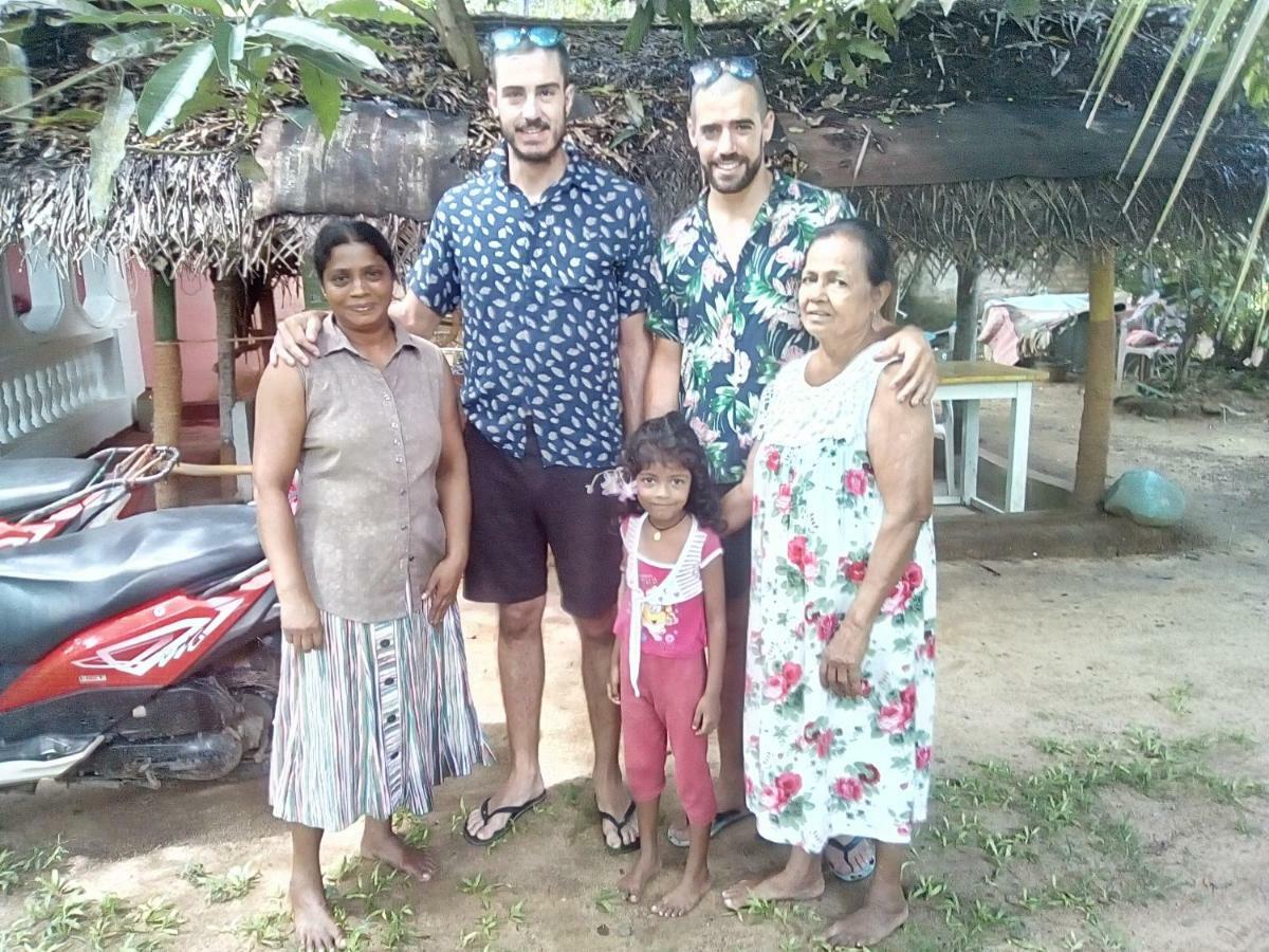 Banduramulla Thevindu Guest & Redmud Resturent מראה חיצוני תמונה
