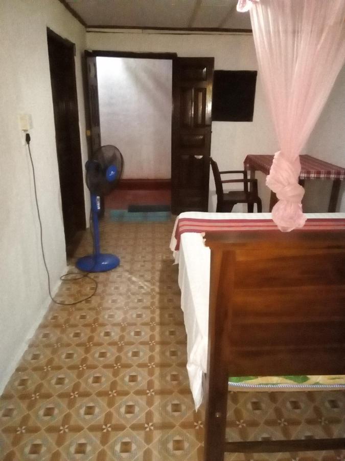 Banduramulla Thevindu Guest & Redmud Resturent מראה חיצוני תמונה