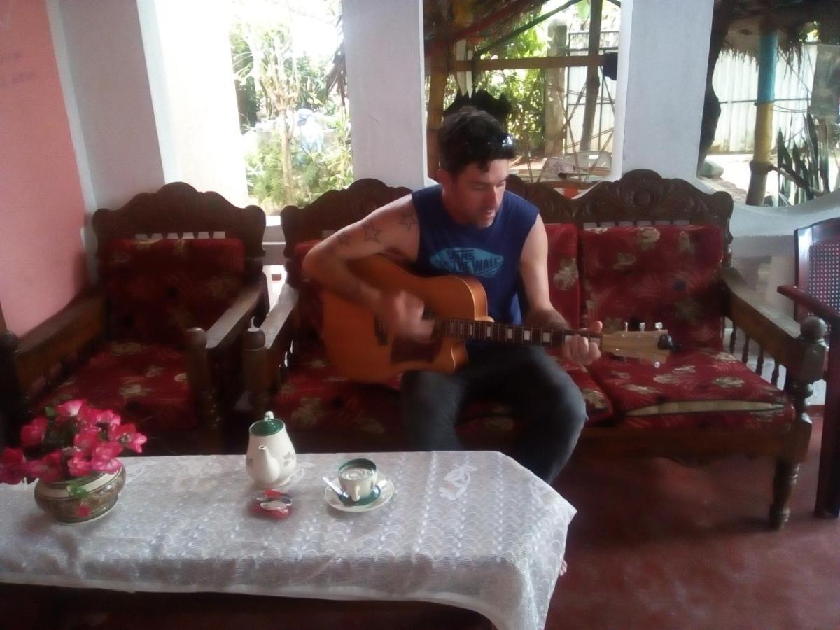 Banduramulla Thevindu Guest & Redmud Resturent מראה חיצוני תמונה